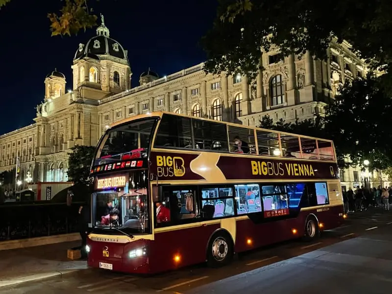 Recorrido Nocturno Big Bus Por Los Puntos Destacados De La Ciudad Con Guía En Vivo